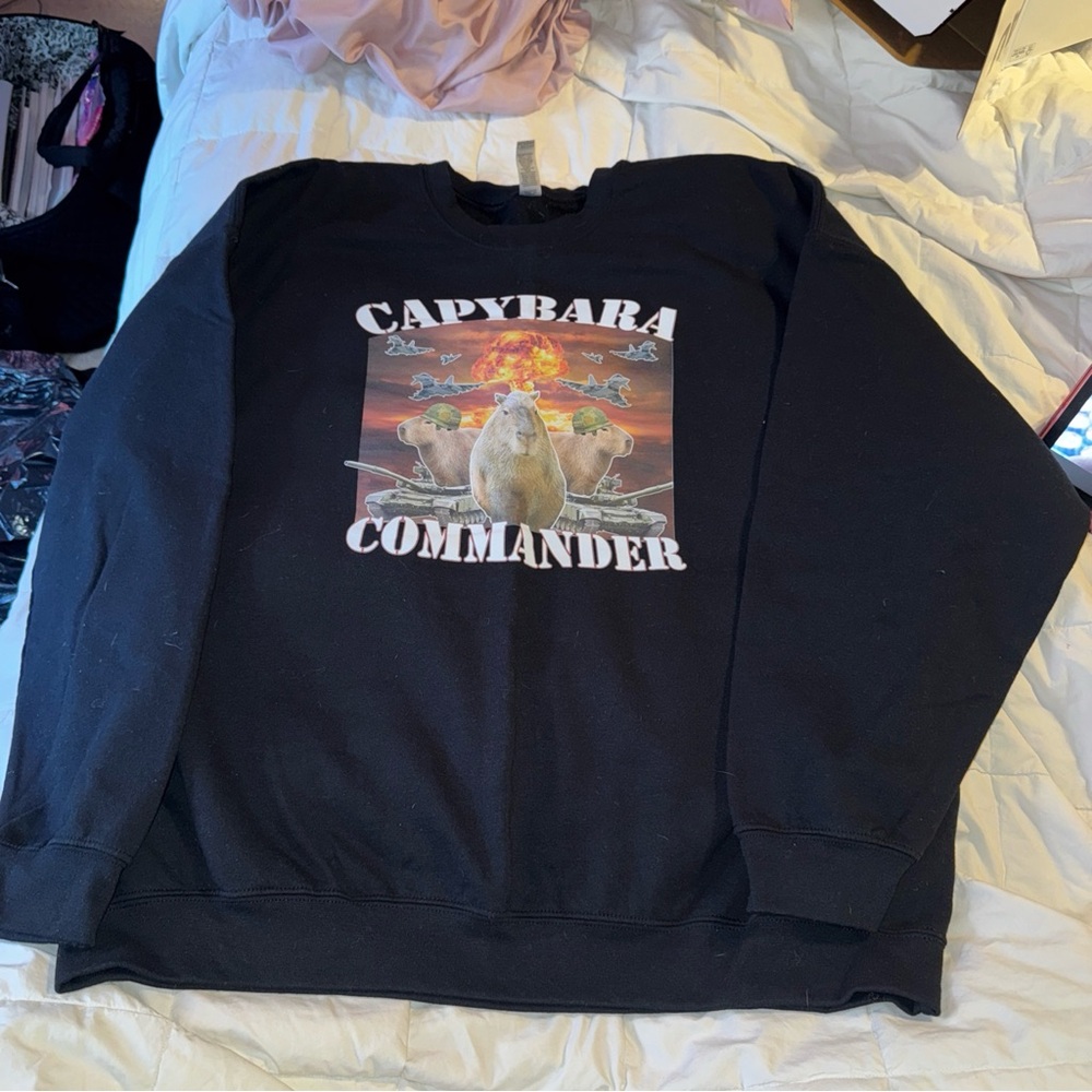 Capybara commander black gildan black sweatshirtt 2xl